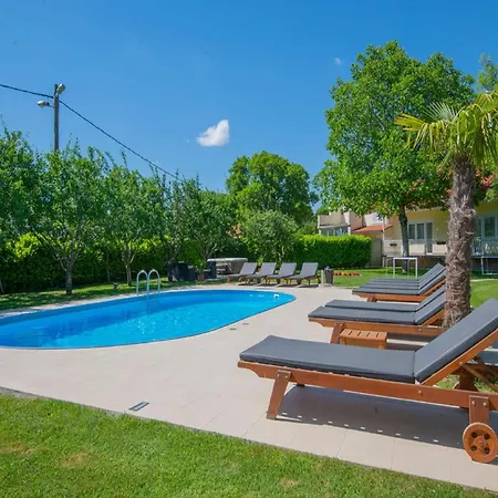 Large With Pool,bubble Bath And Fenced Garden