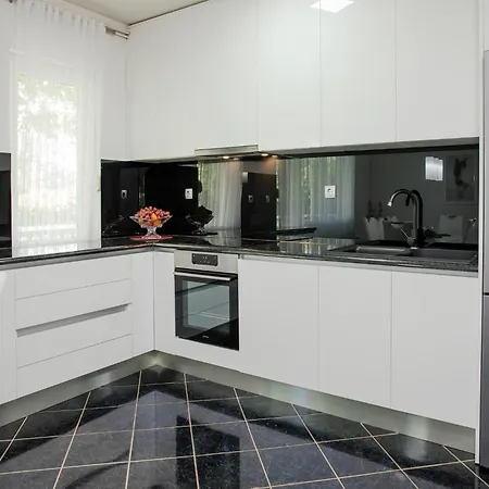 Holiday home Large With Pool,bubble Bath And Fenced Garden