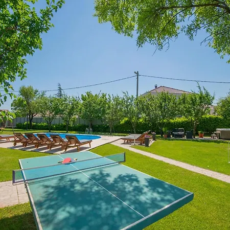 Holiday home Large With Pool,bubble Bath And Fenced Garden *