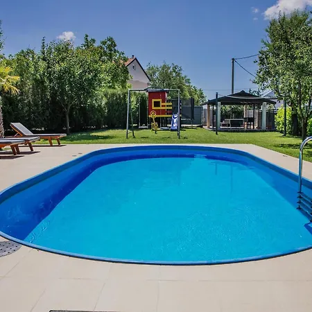 Large With Pool,bubble Bath And Fenced Garden *
