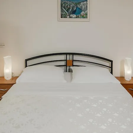 Large With Pool,bubble Bath And Fenced Garden