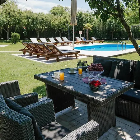 Holiday home Large With Pool,bubble Bath And Fenced Garden