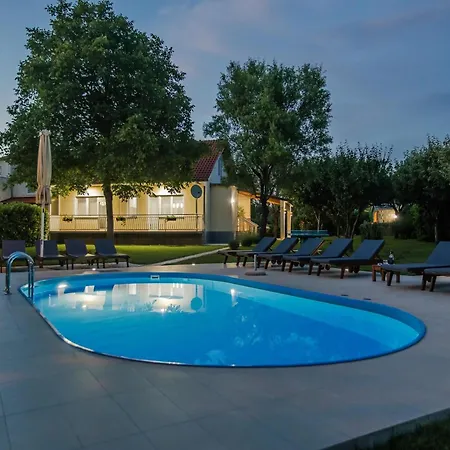 Large With Pool,bubble Bath And Fenced Garden *