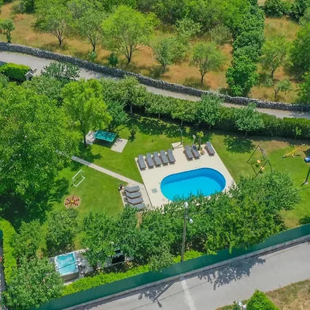 Holiday home Large With Pool,bubble Bath And Fenced Garden