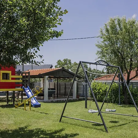 Large With Pool,bubble Bath And Fenced Garden Holiday home *