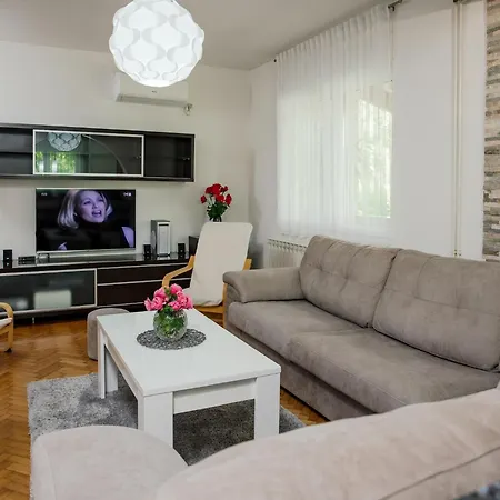 Holiday home Large With Pool,bubble Bath And Fenced Garden Imotski