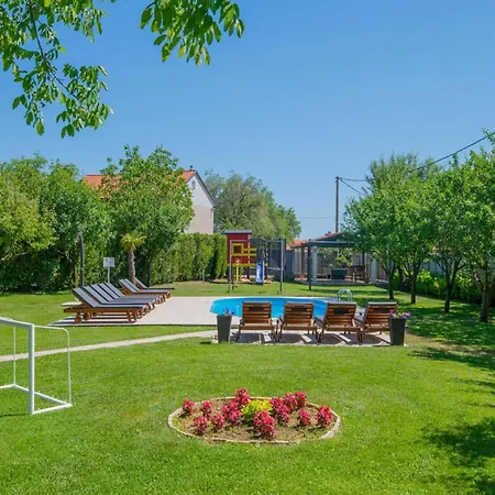 Large With Pool,bubble Bath And Fenced Garden *