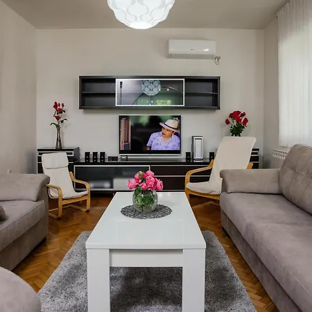 Large With Pool,bubble Bath And Fenced Garden Imotski