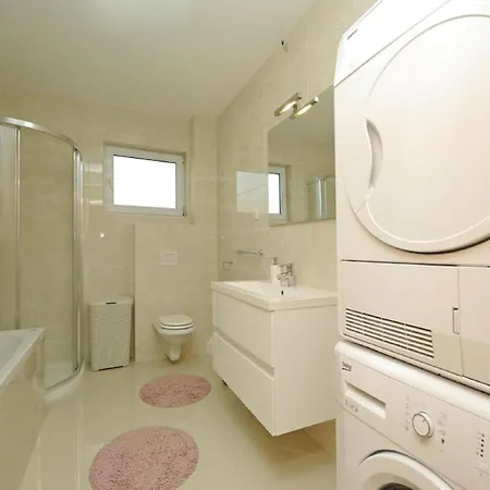 Large With Pool,bubble Bath And Fenced Garden