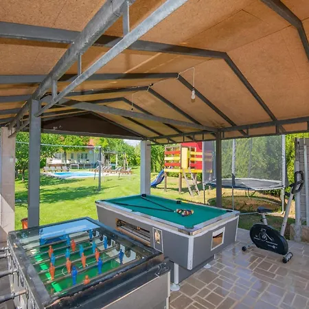 Holiday home Large With Pool,bubble Bath And Fenced Garden