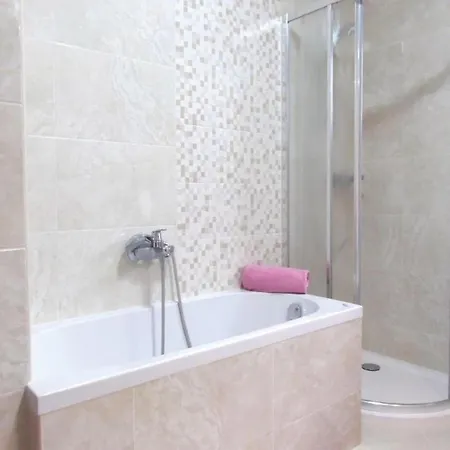 Large With Pool,bubble Bath And Fenced Garden Holiday home *