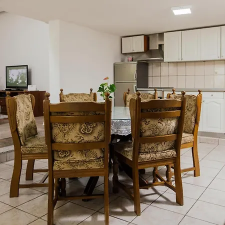 Large With Pool,bubble Bath And Fenced Garden *