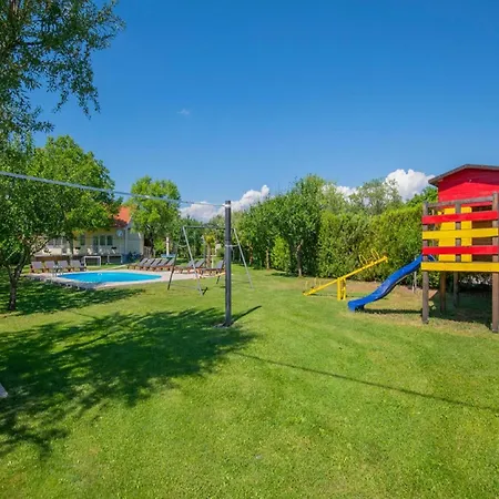 Large With Pool,bubble Bath And Fenced Garden