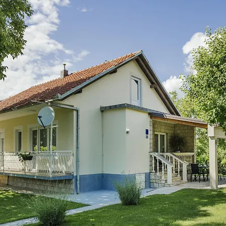 In Croatia Near Blue & Red Lakes Casa vacanze