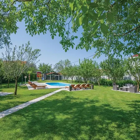 Large With Pool,bubble Bath And Fenced Garden Holiday home *