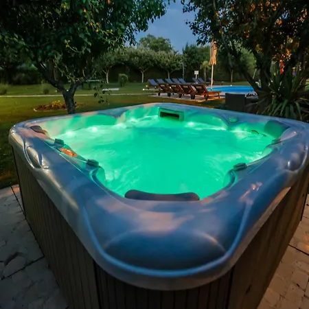 Large With Pool,bubble Bath And Fenced Garden *