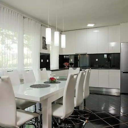 Large With Pool,bubble Bath And Fenced Garden